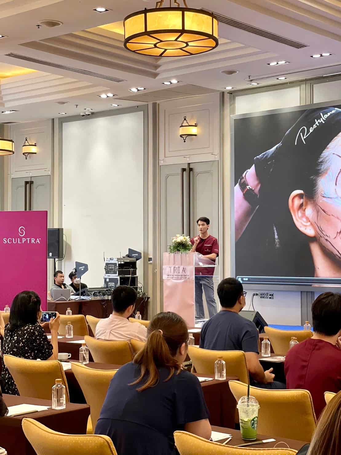 หมออู๋ รับบท speaker บรรยาย และ สาธิตงานฉีด Sculptra แก่แพทย์ความงาม 2 S 5062847 0 1
